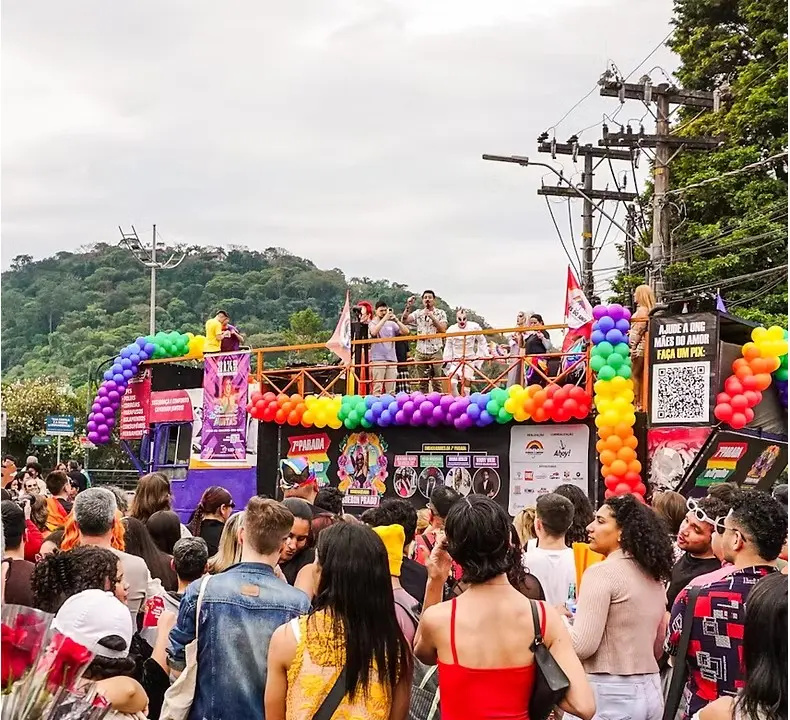 8ª Parada do Orgulho LGBTI+ de Blumenau — trio elétrico da Mães do Amor com multidão